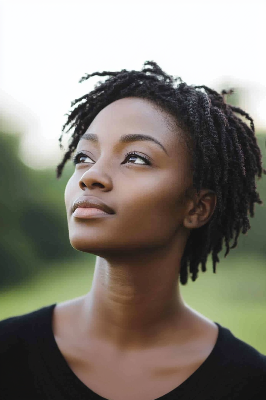 26 years old black woman with a  Short Loc Bob, make a photosession in a park.